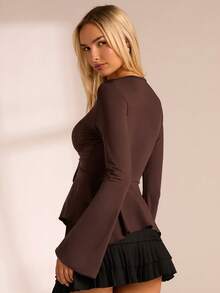 SHEIN PETITE Camiseta de cuello en V profundo marrón minimalista y sexy, con mangas acampanadas con lazo y cintura ceñida - Marrón - Ver 2