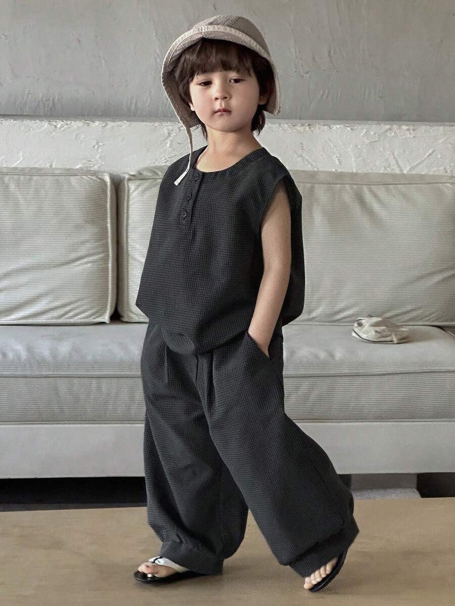 Dazy Kids Bộ đồ mùa hè thường ngày cho bé trai, gồm áo ba lỗ và quần short màu trơn. - Màu xám đen - Xem 1
