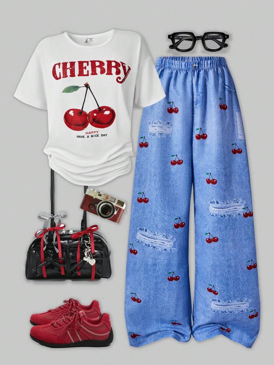 SHEIN 2件套少女街头风可爱樱桃印花宽松圆领白色短袖上衣搭配仿牛仔蓝色樱桃印花阔腿裤，春夏度假休闲装