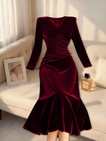Chiquease Ladies' Autumn And Winter Burgundy Velvet Pleated Waist-Length Long Dress, Using Velvet Fabric To Create A High-End Texture, Paired With V-Neck And Chest Pleated Design, Slim Fit Silhouette Hugging The Curves, Suitable For Autumn And Winter Commute, Light Mature Style Date And Other Occasions. Product Features Include: Ladies' Velvet Long Dress, Burgundy Elegant Long Dress, Pleated Waist-Length Long Dress, Slimming Fit Long Dress, Autumn And Winter Versatile Long Dress. Valentine's Day Date Dress, New Year's Dress.