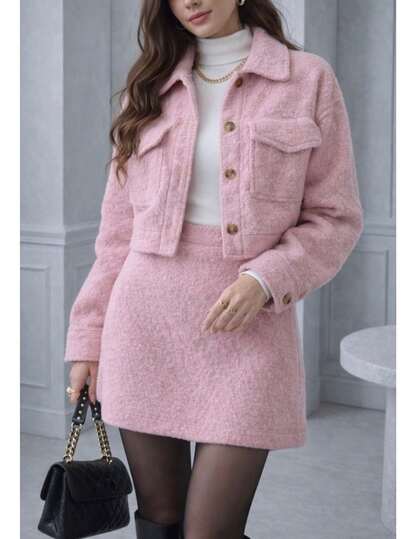 Chaqueta Premium Afelpada Tipo Bouclé con Botones Funcionales y Bolsillos Frontales – Corte Crop Estructurado, Diseño Elegante de Alta Costura, Aporta Calor y Confort, Ideal para Climas Fríos y Temporada Otoño-Invierno.  | UNA PIEZA Chaqueta | Imágenes de Referencia