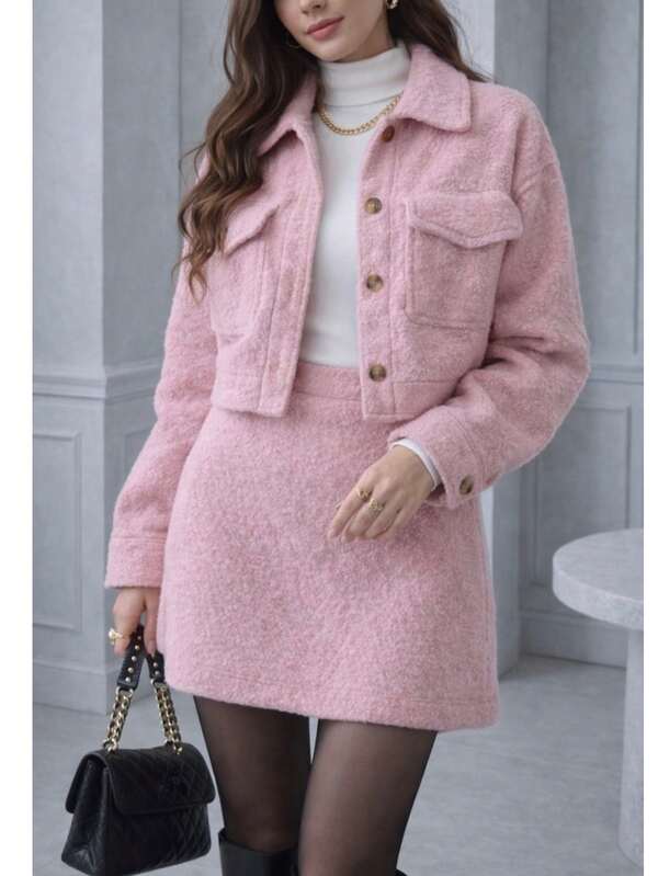 Chaqueta Premium Afelpada Tipo Bouclé con Botones Funcionales y Bolsillos Frontales – Corte Crop Estructurado, Diseño Elegante de Alta Costura, Aporta Calor y Confort, Ideal para Climas Fríos y Temporada Otoño-Invierno.  | UNA PIEZA Chaqueta | Imágenes de Referencia