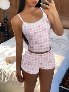 SHEIN Essnce Bộ đồ nữ 2 mảnh phong cách thường ngày dễ thương, họa tiết kẻ caro hồng với nơ hồng, áo hai dây in toàn bộ họa tiết và quần short xếp ly viền ren trắng, thích hợp cho mùa xuân/hè. - Nhiều màu - Xem 3