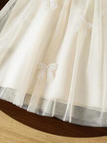 Souflis Souflis 这款优雅可爱的小女孩连衣裙饰有蝴蝶结和珍珠，适合休闲外出、公园游玩和度假。 - 杏色 - 查看 7