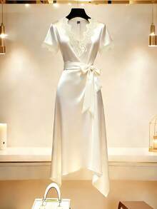 SHEIN Franclia 香槟色缎面奢华中长连衣裙：法式奢华蕾丝点缀V领，腰部系带设计——优雅晚宴和浪漫约会的必备单品 - 杏色 - 查看 3