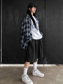 DAZY 女款休閒純色寬鬆口袋百慕大短褲 秋季校園風 - 黑色 - 查看 4