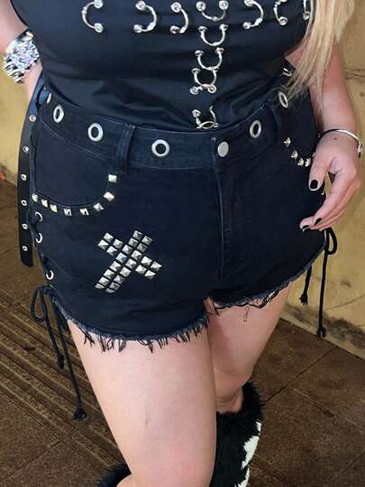 Grunge Punk Pantaloncini di jeans vintage strappati con vita bassa, rivetti scuri e lacci, taglie comode per donne