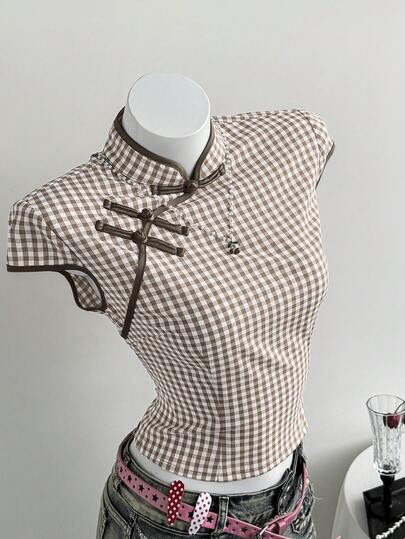Elamini Red And White Checkered Top Features A Contrasting Chinese-Style Stand-Up Collar, Side Vents, And A Fitted Waist. It's A, Versatile, And Stylish Autumn/Winter Piece Suitable For Both Casual And Professional Occasions, Often Worn By Teachers Or Students. It's Perfect For Everyday Wear, Dates, And Outings.