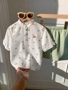 SHEIN 2pcs/Set Young Boy Cartoon Coconut Tree Pattern Mandarin Collar Short Sleeve Half-Zip Pullover Top And Elastic Waist Solid Color Shorts,Kids - White - View 3