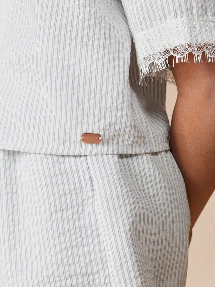 Zestaw: koszula w paski i szorty z frędzlami u dołu