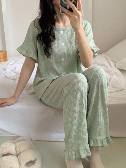 女童休闲绿色短袖上衣和裤子套装，纽扣装饰+荷叶边袖口设计，竖条纹纹理面料，喇叭裤腿，居家和户外穿着舒适，两件套