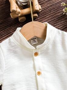 SHEIN 1件男婴休闲立领短袖荷叶边按扣连体衣，适合日常、度假和旅行，春夏皆宜，婴儿服装，新生儿连体衣，新生儿，1-24个月中性婴儿服装，复古婴儿服装，男婴自然婴儿服装，新生儿 - 杏色 - 查看 7