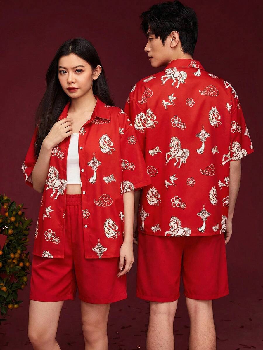 SWAVVY 男士紅金馬圖案鈕扣襯衫,農曆新年夏季休閒短袖襯衫,家庭情侶套裝 - 紅色 - 查看 1