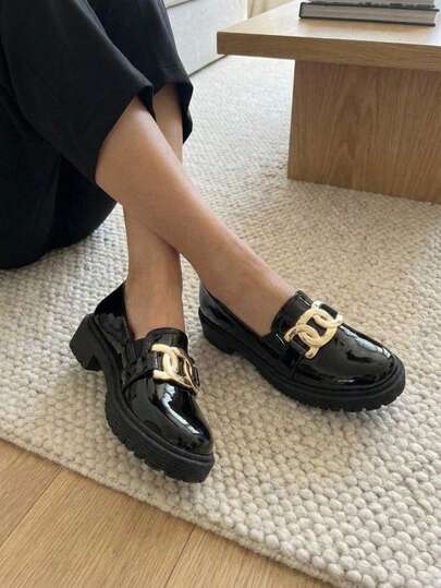 Mocasín chunky para mujer en charol negro con herraje dorado