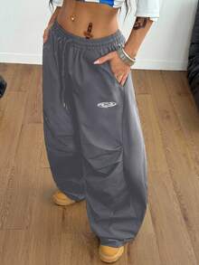 Coolane 男女夏季节日情侣同款复古运动装刺绣图案格子 Corta Vento 纹理宽松降落伞弯刀裤 - 深灰色 - 查看 6