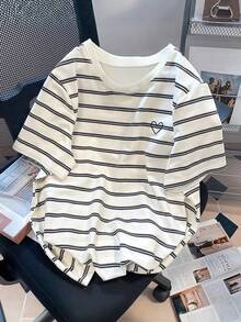 Manfinity Joysei 男士黑白条纹爱心印花休闲基础款圆领短袖T恤，简约精致 - 彩色 - 查看 1