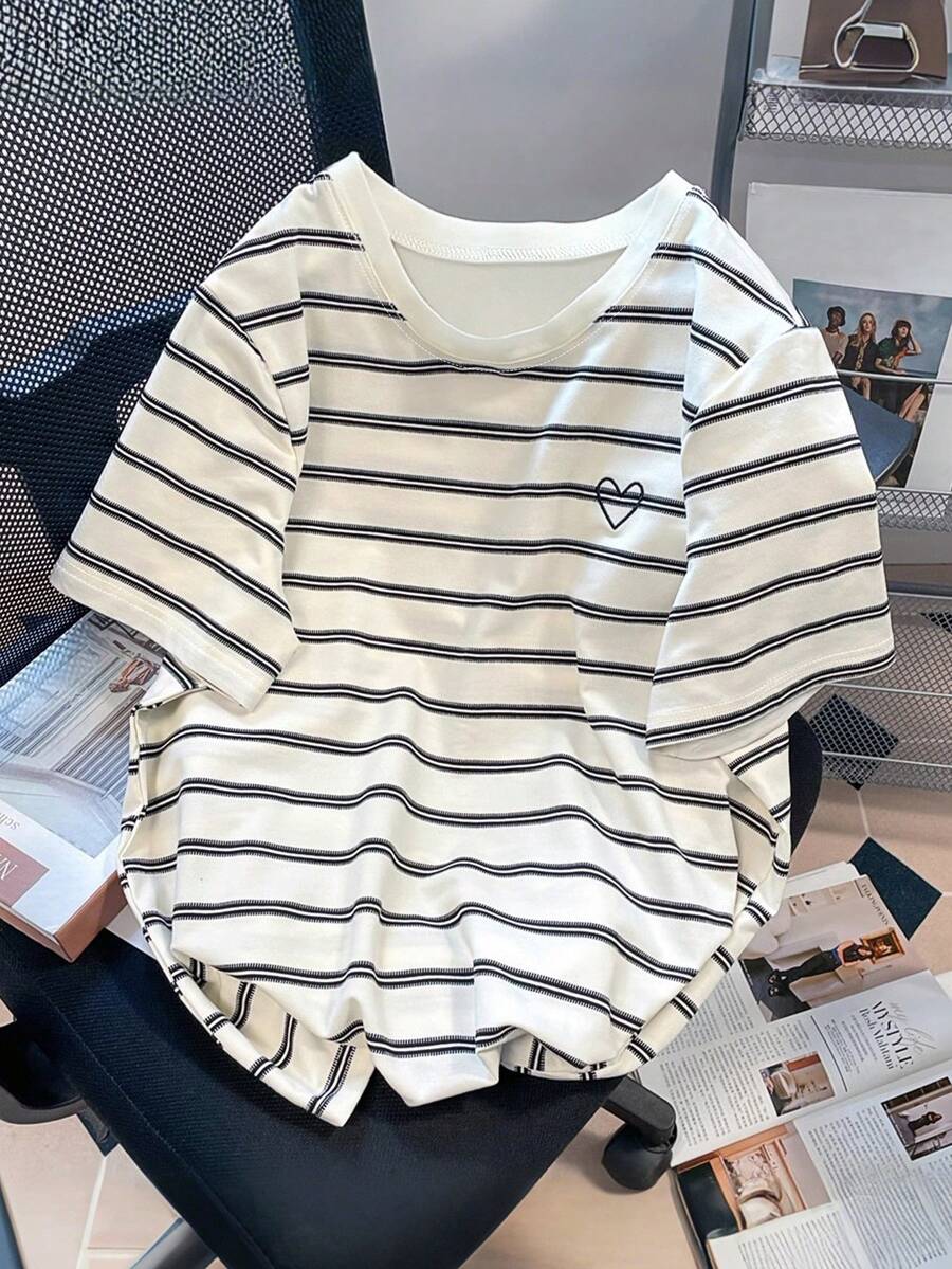 Manfinity Joysei 男士黑白条纹爱心印花休闲基础款圆领短袖T恤，简约精致 - 彩色 - 查看 1