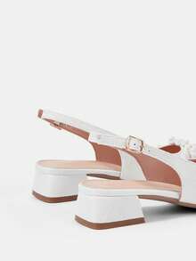 CUCCOO HITCHD 25厘米春夏新款浪漫优雅尖头珍珠装饰中跟白色露趾高跟鞋，新娘婚鞋