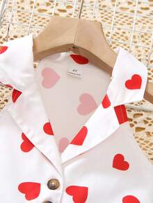 1 chiếc đầm không tay dễ thương cho bé gái, thiết kế họa tiết trái tim phủ khắp thân đầm thu hút sự chú ý, cổ áo blazer tạo điểm nhấn, thích hợp cho các dịp quan trọng, lễ hội, họp mặt gia đình, tựu trường. - Đỏ và trắng - Xem 4