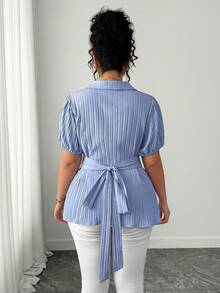 Elenzga 大码女式优雅条纹纹理面料开襟衬衫，腰部系带蝴蝶结后背设计，泡泡袖上衣，适合工作、约会、外出、毕业典礼、节日、情人节、音乐节、母亲节、万圣节、感恩节、复活节、国庆节、舞会、派对、婚礼、户外活动等场合。 - 淺藍色 - 查看 2