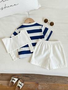 SHEIN 男婴休闲可爱蓝色条纹小熊印花T恤套装，包含白色披肩和白色短裤三件套 - 彩色 - 查看 2