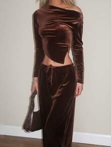 Sydney Algeri Conjunto de 2 Peças Moda Feminina Outono/Inverno Versátil em Veludo Macio, Top Assimétrica de Manga Longa com Babado Marrom e Calça Pantalona Larga de Cintura Alta - Castanho - Visão 4