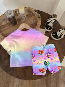 SHEIN 两件套女婴休闲时尚彩色韩流女团卡通人物字母星星印花套装，渐变扎染马卡龙色，圆领短袖T恤和短裤，适合夏季穿着 - 彩色 - 查看 3