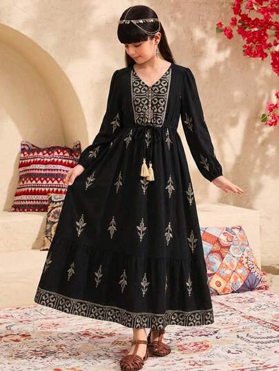  SHEIN Black Floral Print Children's Arabic Robe Elegant Vintage Floral Embroidered, Tween Girl Casual Minimalist Traditional Long Sleeve Arabic Dress Suitable For Spring/Summer, Elegant Modest Long Sleeve Dress, Prayer Abaya, Easy Comfort, Casual Wear, Vacay Vibes, Modest Kaftan, Kids Jalabiya, Tween Girl  Jalabiya رمضان  عباية الملابس التقليدية العربية جلابيات Abaya Kids Jalabiya Girls Abaya Black Gown For Girls Islamic Dresses For Girls Modest Dress Girls Kids Black Abaya