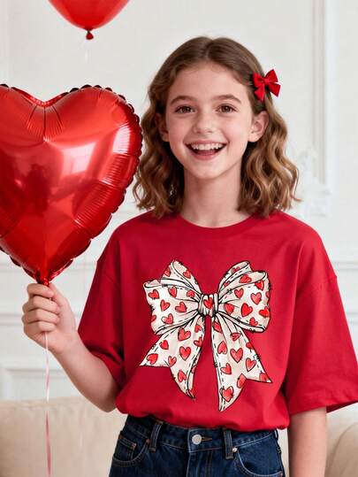 少女红色圆领短袖印花T恤，休闲舒适时尚百搭，卡通蝴蝶结和爱心印花短袖T恤，适合日常穿着、上学、外出、情人节等场合。