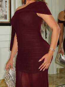 Maria Perezxox 这款酒红色连衣裙采用飘逸的A字裙摆，优雅精致，适合假日、婚礼、生日、毕业典礼等各种场合。修身的剪裁使其成为秋季穿着、圣诞节装扮、万圣节装扮、约会之夜着装、婚礼宾客着装以及正式婚礼宾客着装的绝佳选择。 - 中紫紅色 - 查看 4