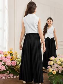 SHEIN Bộ đồ thể thao phong cách học đường thành thị dành cho bé gái tuổi teen, gồm áo ba lỗ cổ chữ V và quần dài ống rộng xếp ly, kiểu dáng thanh lịch thường ngày, phối màu tương phản giữa áo ba lỗ cổ ve áo và quần dài xếp ly, màu đen trắng. - Đen và trắng - Xem 2