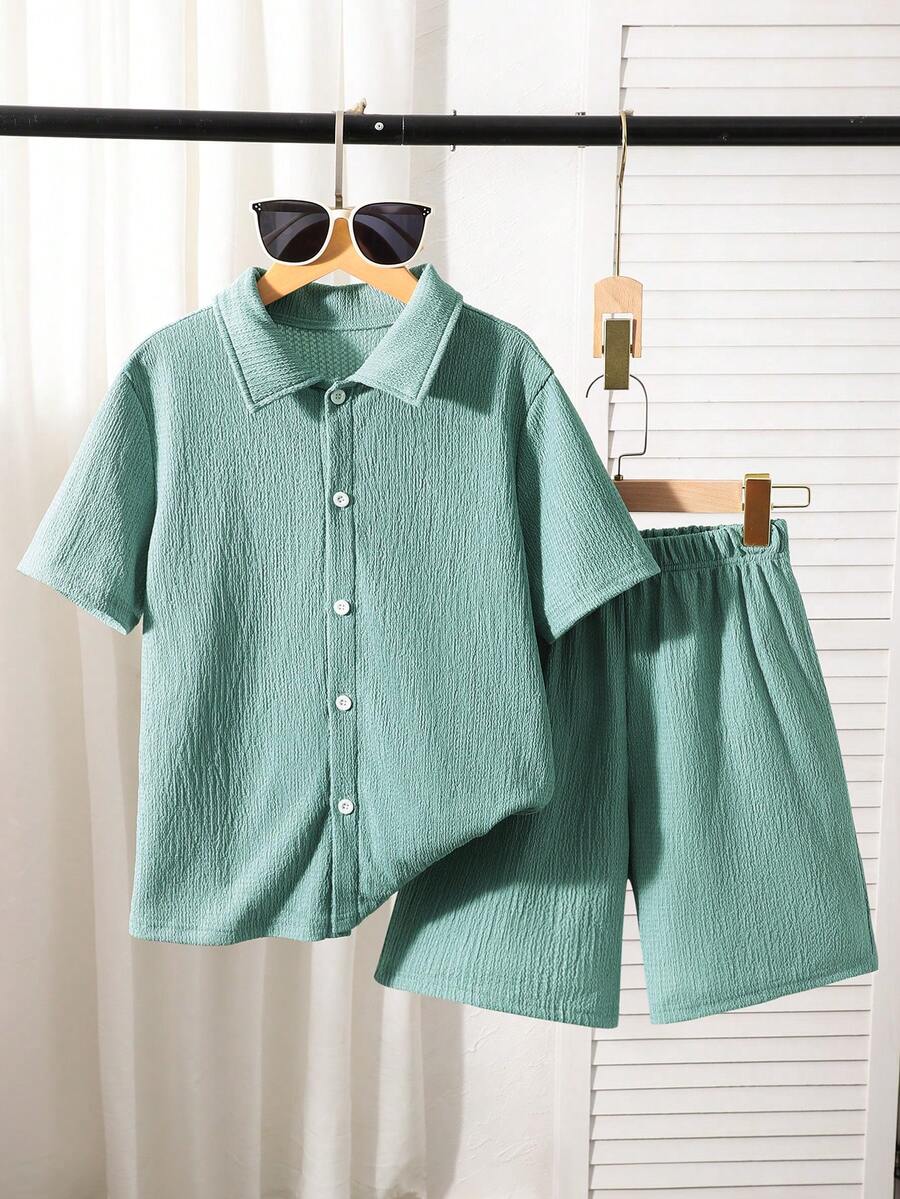 SHEIN Mirajuku 3 Stücke Tween Jungen strukturierte vertikale gestreifte Kurzarm Hemd und passende Lässig Shorts Set, Mischgewebe, weich und atmungsaktiv. Das Hemd hat ein mehrfarbiges vertikales Streifendesign mit kleinem Kragen und kurzen Ärmeln; die Shorts haben einen Gummibund. Lässig und urlaubsinspirierter Stil, geeignet für den täglichen Gebrauch, Vorschule, Strandausflüge usw. Kann als Set oder einzeln getragen werden, um ein sonniges und energiegeladenes Kinderoutfit, ein modisches Outfit für den Schulanfang zu schaffen. - Grün - Übersicht 1