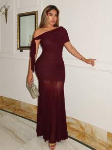 Maria Perezxox 这款酒红色连衣裙采用飘逸的A字裙摆，优雅精致，适合假日、婚礼、生日、毕业典礼等各种场合。修身的剪裁使其成为秋季穿着、圣诞节装扮、万圣节装扮、约会之夜着装、婚礼宾客着装以及正式婚礼宾客着装的绝佳选择。 - 中紫紅色 - 查看 5