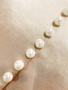 Franclia 女士香槟色优雅短袖衬衫，饰以珍珠，缎面面料，宽松版型，适合通勤、日常穿着，尽显优雅气质。适合冬季、圣诞节、新年、白色新年、派对、海滩、优雅休闲、浪漫、情人节、约会、毕业季、时尚休闲通勤装、商务办公装、百搭时尚日常休闲装、都市教师专业缎面上衣、女士缎面上衣、金色衬衫、丝绸上衣、丝绸衬衫。 - 杏色 - 查看 4