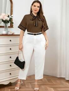 SHEIN Privé Große Größen Sommer Elegante Bluse mit Kontrastbesatz am Kragen und Schleife vorne - Braun - Übersicht 6