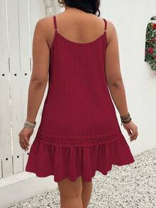 SHEIN Clasi Đầm hai dây cỡ lớn, cổ chữ V, không tay, cài cúc phía trước, viền bèo nhún, chất liệu vải dệt họa tiết. - Màu Đỏ Sâu - Xem 2
