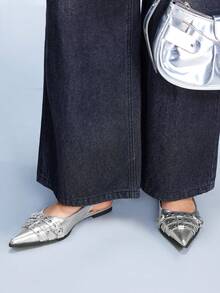 CUCCOO GRLICON Zapatos de mula de cuero metalizado plateado con remaches + hebilla de cinturón, estilo europeo y americano - Plateado - Ver 4