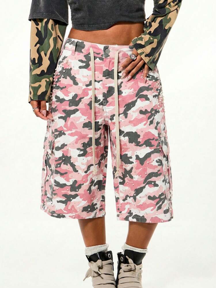 SUMWON Short cargo rose à motif camouflage avec détails de perles et de strass. Style large en denim, twill, pour festival et streetwear d'été