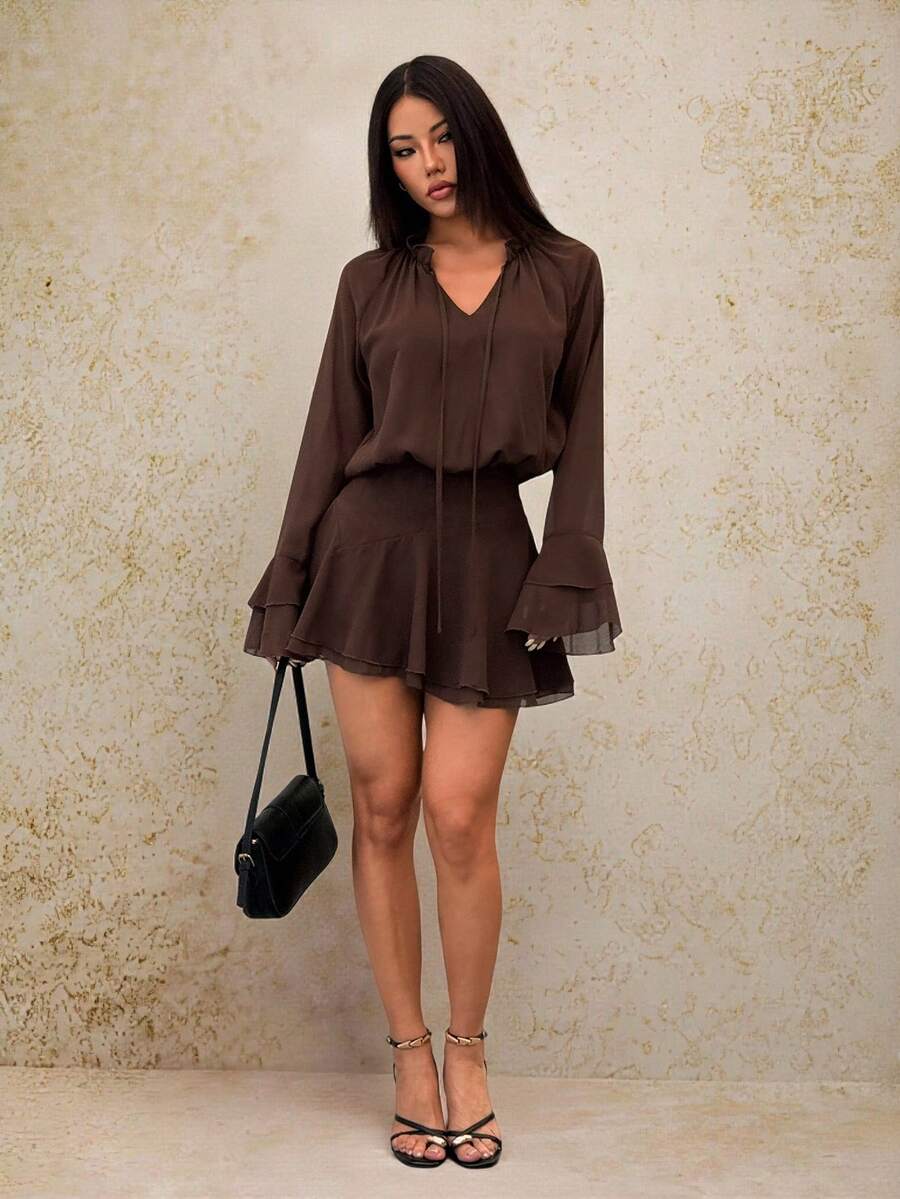 SHEIN PETITE 巧克力色荷叶边系领长袖伞裙迷你连衣裙 – 波西米亚秋季时尚，荷叶边袖连衣裙，系领连衣裙，长袖迷你连衣裙，波西米亚秋季穿搭，伞裙连衣裙，棕色秋季时尚，搭配过膝长靴，女士度假休闲纯色喇叭袖短裙 - 棕色 - 查看 1