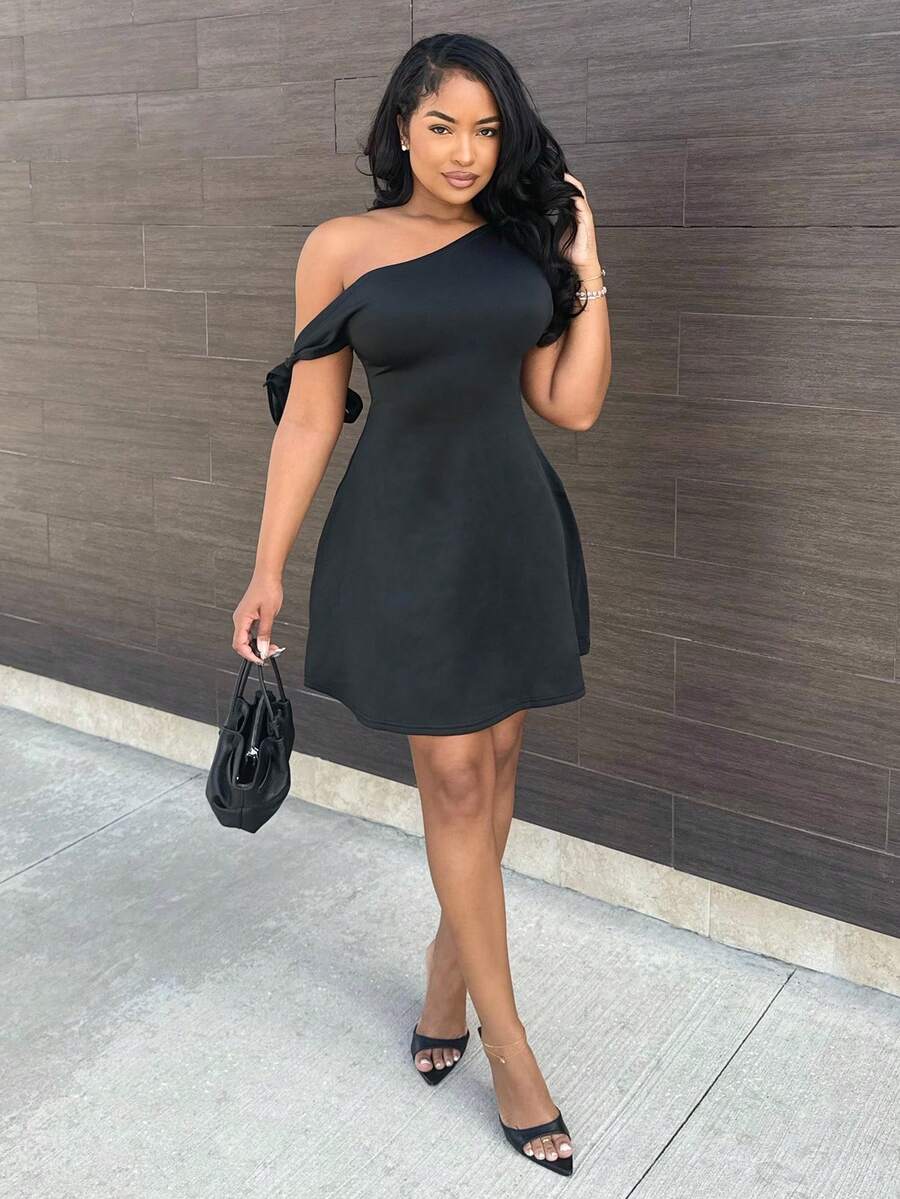 Alexandranx 女士不对称不对称领口自系紧身优雅 A 字形荷叶边连衣裙，黑色 - 黑色 - 查看 1