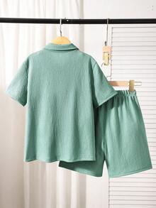 SHEIN Mirajuku 3 Stücke Tween Jungen strukturierte vertikale gestreifte Kurzarm Hemd und passende Lässig Shorts Set, Mischgewebe, weich und atmungsaktiv. Das Hemd hat ein mehrfarbiges vertikales Streifendesign mit kleinem Kragen und kurzen Ärmeln; die Shorts haben einen Gummibund. Lässig und urlaubsinspirierter Stil, geeignet für den täglichen Gebrauch, Vorschule, Strandausflüge usw. Kann als Set oder einzeln getragen werden, um ein sonniges und energiegeladenes Kinderoutfit, ein modisches Outfit für den Schulanfang zu schaffen. - Grün - Übersicht 2