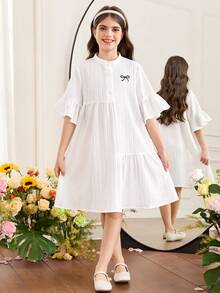 SHEIN Đầm sơ mi trắng dáng suông, cổ bẻ, tay lửng, dài đến đầu gối, kiểu babydoll, phối nhiều mảnh vải, chất liệu dệt họa tiết, xếp ly, điểm nhấn là nơ thêu kiểu cổ điển, dành cho bé gái. - trắng - Xem 4