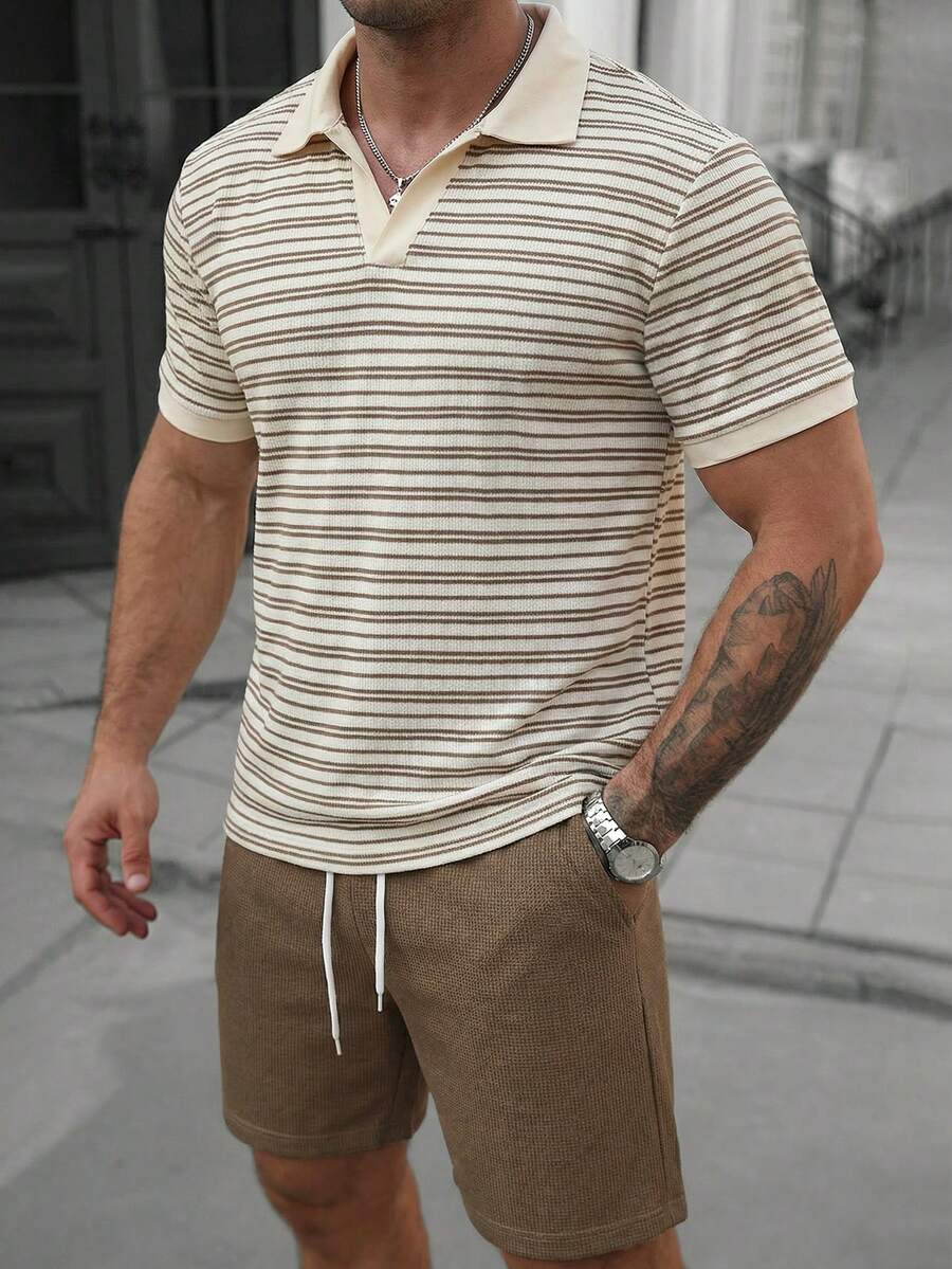 Manfinity Homme 男士舒适条纹提花经典短袖 Polo 衫和弹力抽绳短裤两件套，适合春秋季休闲、办公、居家、聚会、约会、商务、驾车或骑行等各种场合，正式或非正式皆宜，自穿或送礼皆宜，畅销经典山本系列 Polo 衫套装 - 彩色 - 查看 1