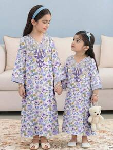 SHEIN DRMZ 女童火烈鸟印花长袖连衣裙，度假风；秋季女童粉色花卉阿拉伯长袍，优雅花卉领，休闲简约传统长袖阿拉伯连衣裙，适合春夏穿着；优雅端庄的长袖连衣裙，祈祷长袍，舒适休闲，度假风；端庄的卡夫坦长袍；儿童阿拉伯长袍；女童巴基斯坦传统长袍 - 彩色 - 查看 5