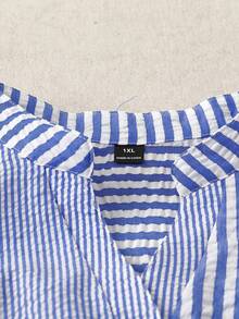 Linhara Áo sơ mi nữ cỡ lớn phối màu sọc, kiểu dáng patchwork, cài cúc toàn thân, có túi phía trước, tay ngắn, phong cách thường ngày. - Màu xanh lam - Xem 4