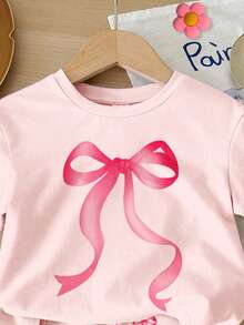 SHEIN 女婴休闲宽松圆领短袖T恤短裤套装（2件套），饰有可爱的爱心和蝴蝶结印花，适合春夏日常穿着、外出、居家、上学等场合。