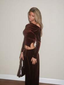 Sydney Algeri Conjunto de 2 Peças Moda Feminina Outono/Inverno Versátil em Veludo Macio, Top Assimétrica de Manga Longa com Babado Marrom e Calça Pantalona Larga de Cintura Alta - Castanho - Visão 6