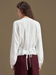 Ontre Áo kiểu nữ màu trắng ngà, chất liệu chiffon nhăn, cổ tròn, vai rớt, tay dài, thiết kế xếp ly phía trước, thắt eo, phong cách hiện đại, thanh lịch, thích hợp cho công sở, trang phục thường ngày thoải mái, thuộc dòng sản phẩm thiết kế cao cấp, chất lượng cao, đa năng và thoải mái. - trắng - Xem 4