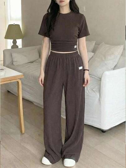 SHEIN Conjunto de camiseta de manga corta ajustada con pliegues y parche de letras, y pantalones, estilo casual de verano para adolescentes