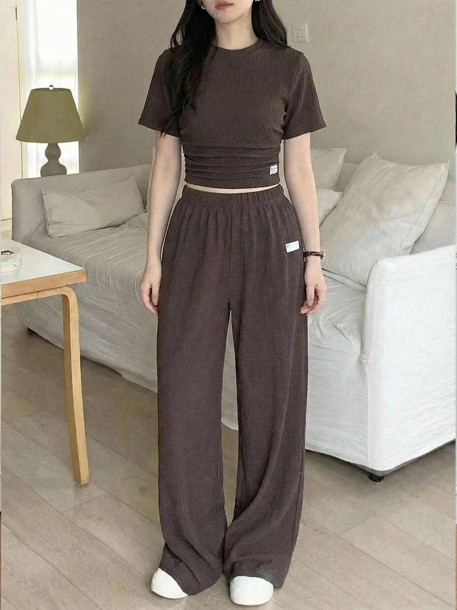 SHEIN 少女夏季休闲字母贴布褶皱修身短袖T恤和裤子套装 - 卡其色 - 查看 1